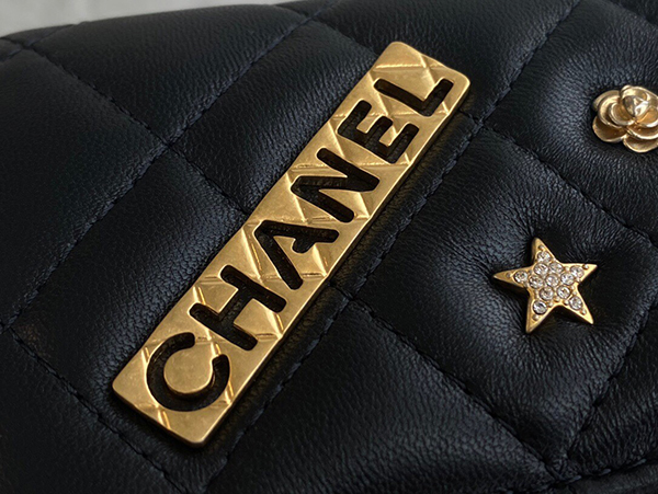 Chanel Classic Flap Phone Holder With Chain sửu dụng chất liệu da cừu nguyên bản như chính hãng, sản xuất hoàn toàn bằng thủ công. chất lượng tốt nhất, chuẩn 99% so với chính hãng