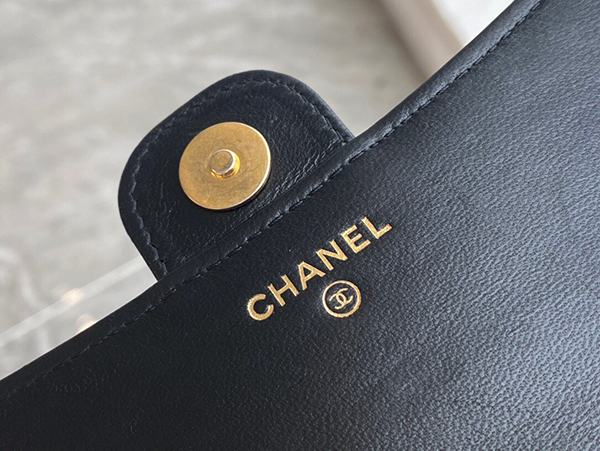 Chanel Classic Flap Phone Holder With Chain sửu dụng chất liệu da cừu nguyên bản như chính hãng, sản xuất hoàn toàn bằng thủ công. chất lượng tốt nhất, chuẩn 99% so với chính hãng