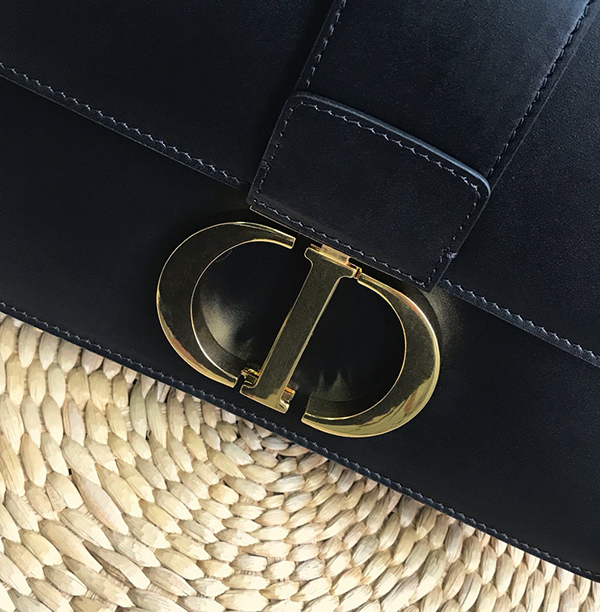 Dior 30 Montaigne Bag Black Gold sử dụng chất liệu da bê nguyên bản như chính hãng, chuẩn 99% so với chính hãng