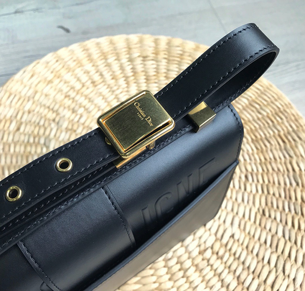 Dior 30 Montaigne Bag Black Gold sử dụng chất liệu da bê nguyên bản như chính hãng, chuẩn 99% so với chính hãng