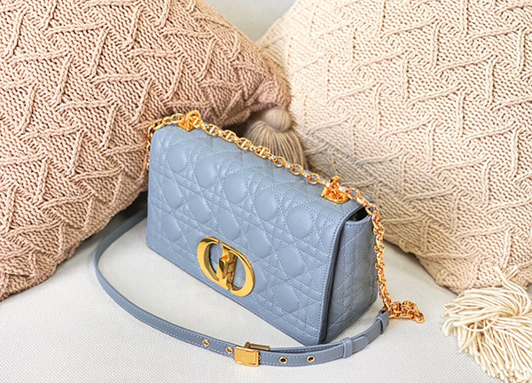 Dior Medium Caro Bag Blue sử dụng chất liệu da bê nguyên bản như chính hãng, chuẩn 99%