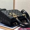 Dior Lady Bag Black sử dụng chất liệu da cừu nguyên bản như chính hãng, chuẩn 99%
