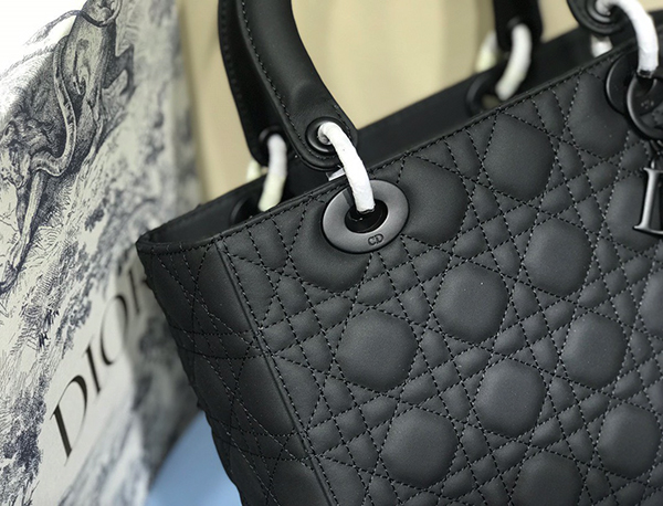 Dior Lady Bag Full Black sử dụng chất liệu da cừu nguyên bản như chính hãng, chuẩn 99% full box và phụ kiện, chất lượng tốt nhất