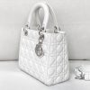 Dior Lady Bag Full White sử dụng chất liệu da cừu nguyên bản như chính hãng, full box và phụ kiện chất lượng tốt nhất hiện nay