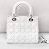 Dior Lady Bag Full White sử dụng chất liệu da cừu nguyên bản như chính hãng, full box và phụ kiện chất lượng tốt nhất hiện nay