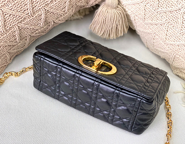 Dior Medium Caro Bag Black sử dụng chất liệu da bê nguyên bản như chính hãng, chuẩn 99% full box và phụ kiện