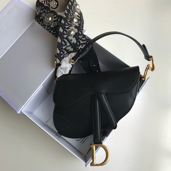 Dior Saddle Bag Black sử dụng chất liệu da dê nguyên bản như chính hãng, sản xuất hoàn toàn bằng thủ công, chất lượng tốt nhất hiện nay