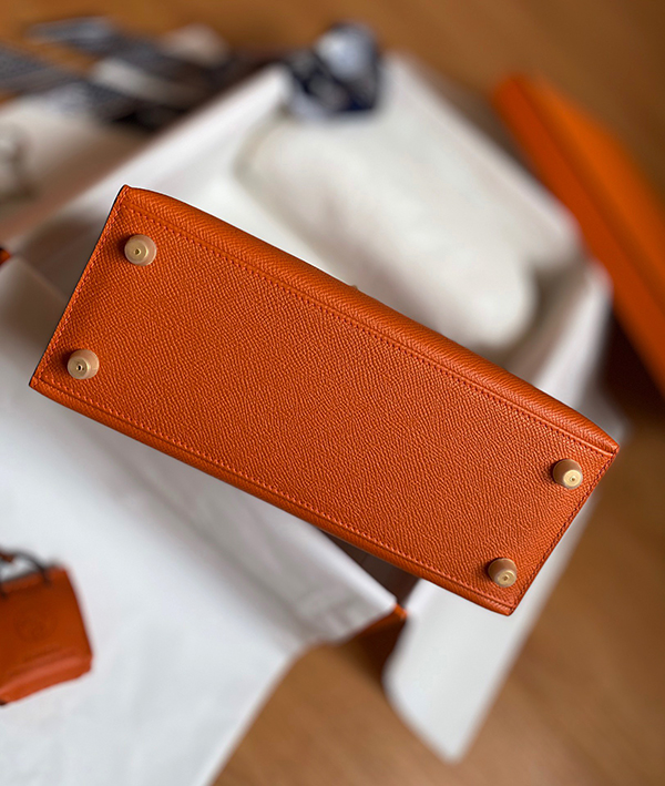 Hermes Kelly 25 Orange 93 sử dụng chất liệu da nguyên bản như chính hãng, sản xuất hoàn toàn bằng thủ công, chuẩn 99% cam kết chất lượng tốt nhất