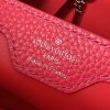 Louis Vuitton Capucines BB Bag Pomegranate Pink sử dụng chất liệu da aurillon, quai túi bằng kính Plexiglass chất liệu nguyên bản như chính hãng, chất lượng tốt nhất tương đương với hãng chuẩn 99%