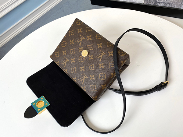 Louis Vuitton Lucky BB Bag Monogram Black sử dụng chất liệu da Epi nguyên bản như chính hãng, chuẩn 99% chất lượng tốt nhất