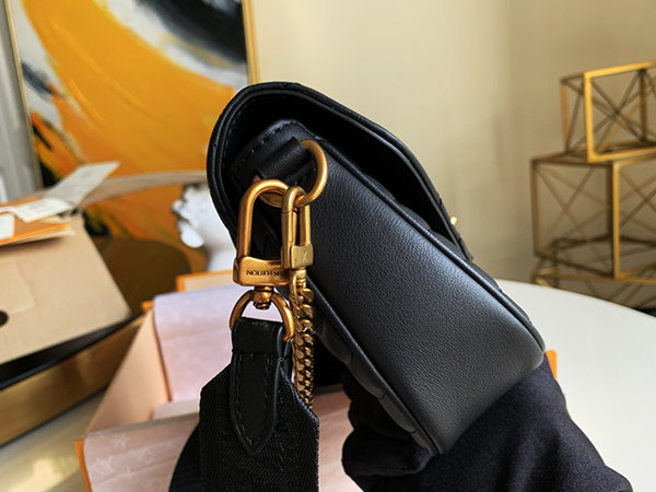 Louis Vuitton New Wave Multi Pochette Black sử dụng chất liệu da bê nguyên bản như chính hãng, sản xuất hoàn toàn bằng thủ công chuẩn 99% full box và phụ kiện