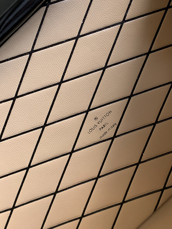 Louis Vuitton Petite Malle Bag Black sử dụng chất liệu da bê nguyên bản như chính hãng chuẩn 99% sản xuất hoàn toàn bằng thủ công