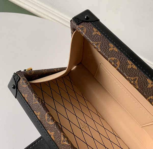 Louis Vuitton Petite Malle Bag Monogram sử dụng chất liệu da bê nguyên bản như chính hãng, sản xuất hoàn toàn bằng thủ công, chuẩn 99% chất lượng tốt nhất