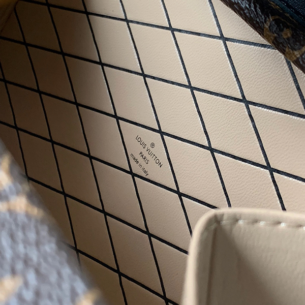Louis Vuitton Petite Malle Bag Monogram sử dụng chất liệu da bê nguyên bản như chính hãng, sản xuất hoàn toàn bằng thủ công, chuẩn 99% chất lượng tốt nhất