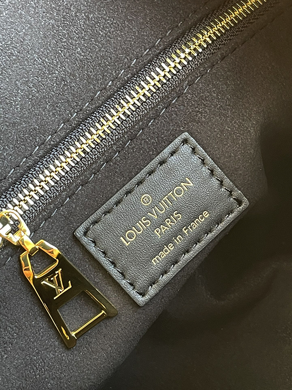 Louis Vuitton Petite Malle Souple Monogram sử dụng chất liệu da bê nguyên bản như chính hãng, sản xuất hoàn toàn bằng thủ công, chuẩn 99% chất lượng tốt nhất