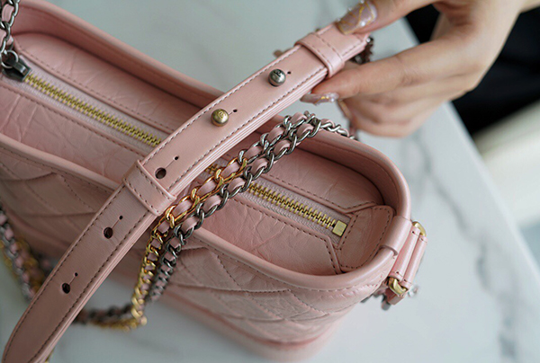 Chanel Gabrielle Hobo Bag Pink Calfskin sử dụng chất liệu da bê nguyên bản như chính hãng, chuẩn 99% full box và phụ kiện
