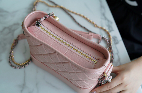 Chanel Gabrielle Hobo Bag Pink Calfskin sử dụng chất liệu da bê nguyên bản như chính hãng, chuẩn 99% full box và phụ kiện