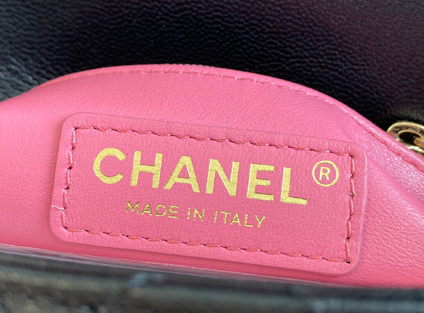 Chanel Mini Flap Bag With Top Handle Black sử dụng chất liệu da cừu nguyên bản như chính hãng, sản xuất hoàn toàn bằng thủ công, chất lượng tốt nhất hiện nay, chuẩn 99% so với chính hãng