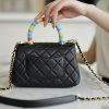 Chanel Mini Flap Bag With Top Handle Black sử dụng chất liệu da cừu nguyên bản như chính hãng, sản xuất hoàn toàn bằng thủ công, chất lượng tốt nhất hiện nay, chuẩn 99% so với chính hãng