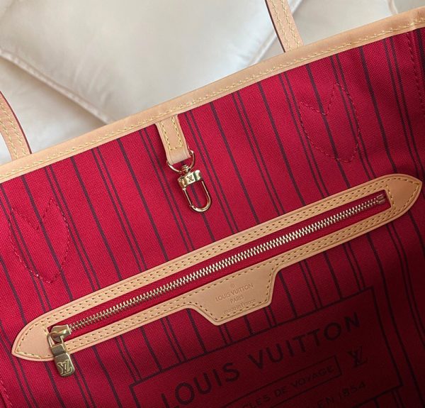 Louis Vuitton Neverfull MM Monogram Bag Pink Flamingo like authentic sử dụng nguyên liệu da bê nguyên bản như chính hãng, sản xuất hoàn toàn bằng thủ công, chất lượng tốt nhất, cam kết chuẩn 99% so với chính hãng