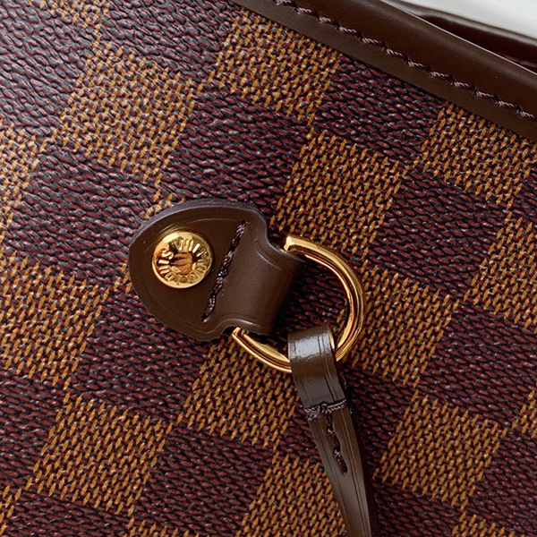 Louis Vuitton Neverfull MM bag Damier Ebène Canvas sử dụng chất liệu da bê nguyên bản như chính hãng, sản xuất hoàn toàn bằng thủ công, chất lượng chuẩn 99% so với chính hãng