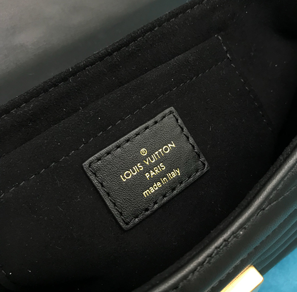 Louis Vuitton New Wave Chain Bag Black sử dụng chất liệu da bò nguyên bản như chính hãng, sản xuất hoàn toàn bằng thủ công, chuẩn 99%