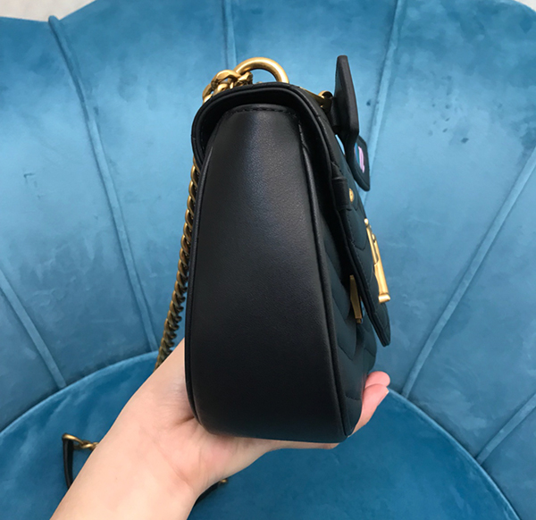 Louis Vuitton New Wave Chain Bag Black sử dụng chất liệu da bò nguyên bản như chính hãng, sản xuất hoàn toàn bằng thủ công, chuẩn 99%