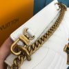 Louis Vuitton New Wave Chain Bag white sử dụng chất liệu da bê nguyên bản như chính hãng, chuẩn 99% chất lườn tốt nhất, sản xuất hoàn toàn bằng thủ công