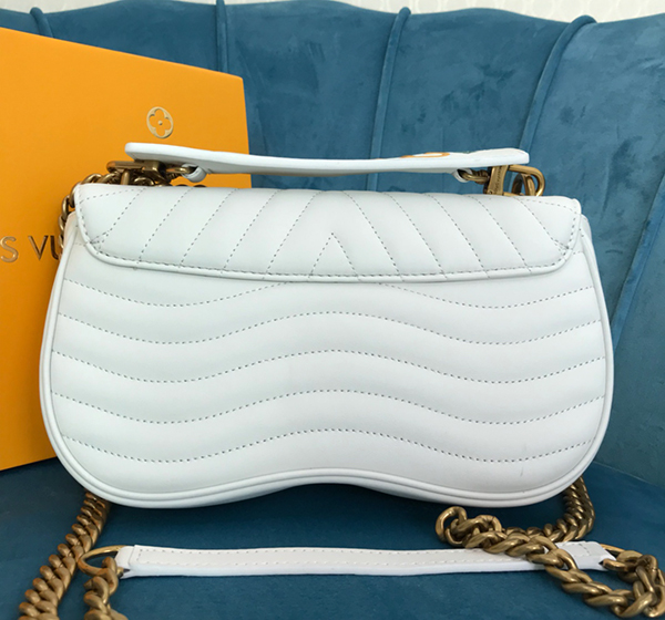 Louis Vuitton New Wave Chain Bag white sử dụng chất liệu da bê nguyên bản như chính hãng, chuẩn 99% chất lườn tốt nhất, sản xuất hoàn toàn bằng thủ công