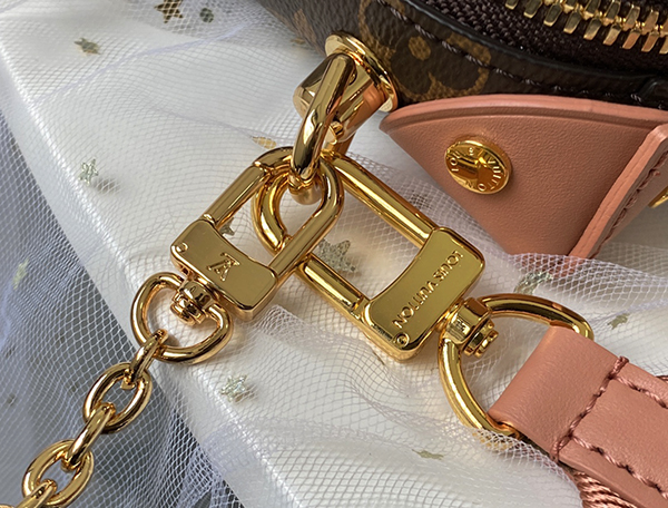 Louis Vuitton Petite Malle Souple Monogram Pink sửu dụng chất liệu da bê nguyên bản như chính hãng, sanr xuất hoàn toàn bằng thủ công, chuẩn 99%