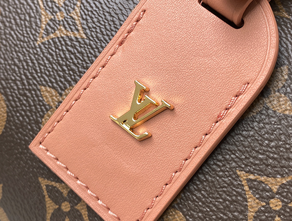 Louis Vuitton Petite Malle Souple Monogram Pink sửu dụng chất liệu da bê nguyên bản như chính hãng, sanr xuất hoàn toàn bằng thủ công, chuẩn 99%