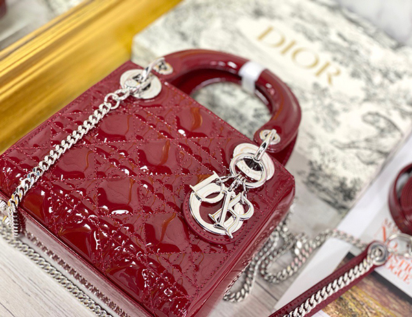 Mini Lady Dior Bag Red sử dụng chất liệu da bê nguyên bản như chính hãng, sản xuất hoàn toàn bằng thủ công, chất lượng tốt nhất, chuẩn 99%