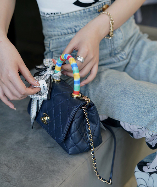 Chanel Mini Flap Bag With Top Handle Blue sử dụng chất liệu da cừu nguyên bản như chính hãng, sản xuất hoàn toàn bằng thủ công, chất lượng chuẩn 99% so với chính hãng
