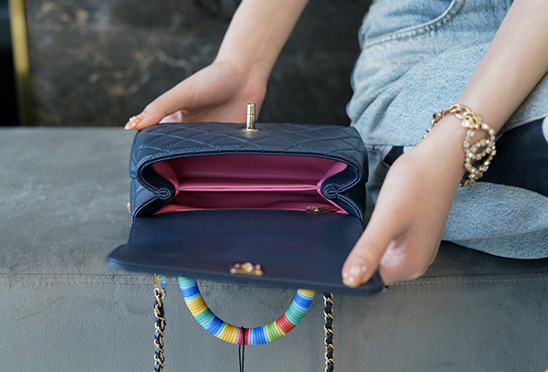 Chanel Mini Flap Bag With Top Handle Blue sử dụng chất liệu da cừu nguyên bản như chính hãng, sản xuất hoàn toàn bằng thủ công, chất lượng chuẩn 99% so với chính hãng