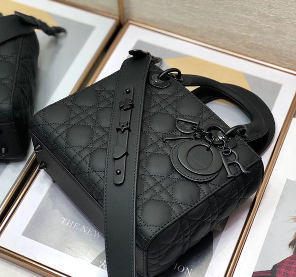 Lady Dior My Abcdior Bag Black sử dụng chất liệu da nguyên bản như chính hãng. sản xuất hoàn toàn bằng thủ công, chuẩn 99% full box và phụ kiện