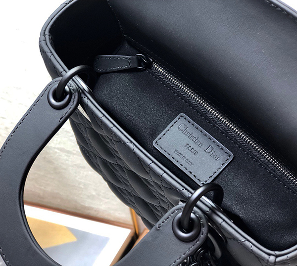 Lady Dior My Abcdior Bag Black sử dụng chất liệu da nguyên bản như chính hãng. sản xuất hoàn toàn bằng thủ công, chuẩn 99% full box và phụ kiện