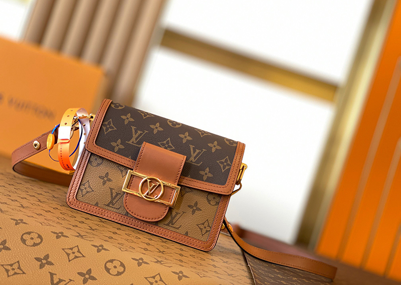 Túi Xách Louis Vuitton Dauphine Mini Bag Monogram chất lượng like authentic sử dụng chất liệu chính hãng sản xuất hoàn toàn bằng thủ công, kim loại mạ vàng 24k cam kết chất lượng tốt nhất 