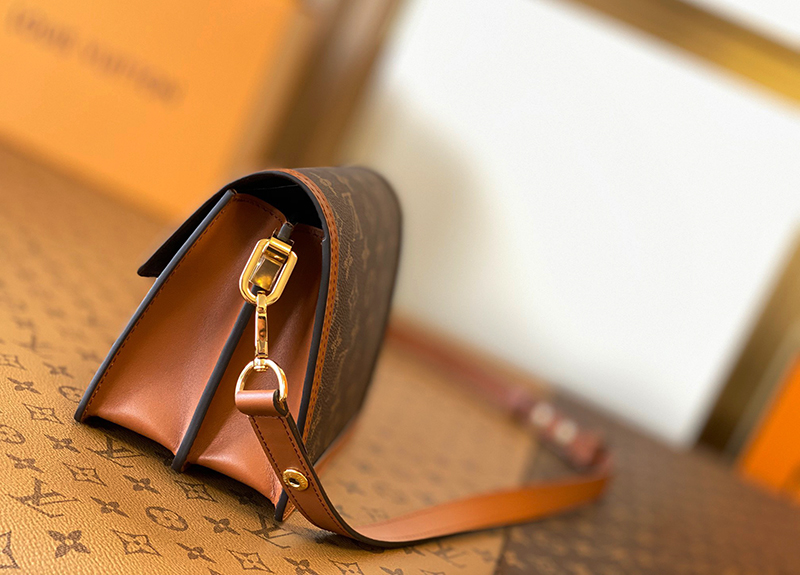 Túi Xách Louis Vuitton Dauphine Mini Bag Monogram chất lượng like authentic sử dụng chất liệu chính hãng sản xuất hoàn toàn bằng thủ công, kim loại mạ vàng 24k cam kết chất lượng tốt nhất 