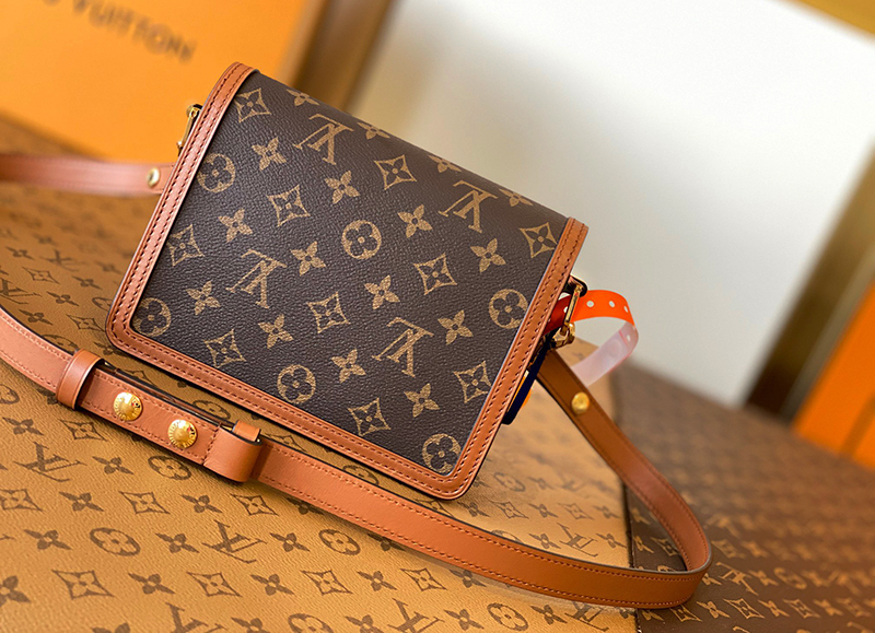 Túi Xách Louis Vuitton Dauphine Mini Bag Monogram chất lượng like authentic sử dụng chất liệu chính hãng sản xuất hoàn toàn bằng thủ công, kim loại mạ vàng 24k cam kết chất lượng tốt nhất 