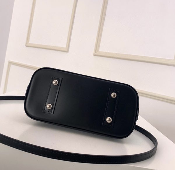 Túi Xách Louis Vuitton Alma BB Noir Epi chất lượng like authentic sử dụng chất liệu chính hãng, sản xuất hoàn toàn bằng thủ công, full box và phụ kiện cam kết chất lượng tốt nhất