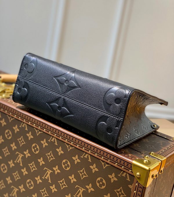 Túi Xách Louis Vuitton Onthego Bag Black PM chất lượng like authentic sử dụng chất liệu da nguyên bản như chính hãng, sản xuất hoàn toàn bằng thủ công, chất lượng tốt nhất hiện nay, full box và phụ kiện, cam kết bao check