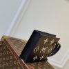 Túi Xách Louis Vuitton Petit Sac Plat Bicolor Monogram Empreinte Leather chất lượng like authentic sử dụng chất liệu chính hãng, sản xuất hoàn toàn bằng thủ công, kim loại mạ vàng 24k, cam kết chất lượng tốt nhất, full box và phụ kiện