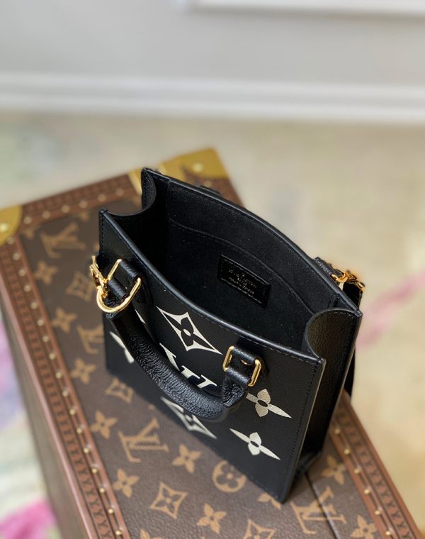 Túi Xách Louis Vuitton Petit Sac Plat Bicolor Monogram Empreinte Leather chất lượng like authentic sử dụng chất liệu chính hãng, sản xuất hoàn toàn bằng thủ công, kim loại mạ vàng 24k, cam kết chất lượng tốt nhất, full box và phụ kiện