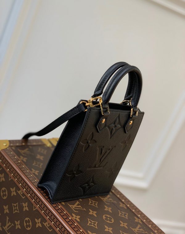 Túi Xách Louis Vuitton Petit Sac Plat Black chất lượng like authentic sử dụng chất liệu da nguyên bản như chính hãng, sãn xuất hoàn toàn bằng thủ công, full box và phụ kiện, cam kết chất lượng tốt nhất, liên hệ 0333 723 425