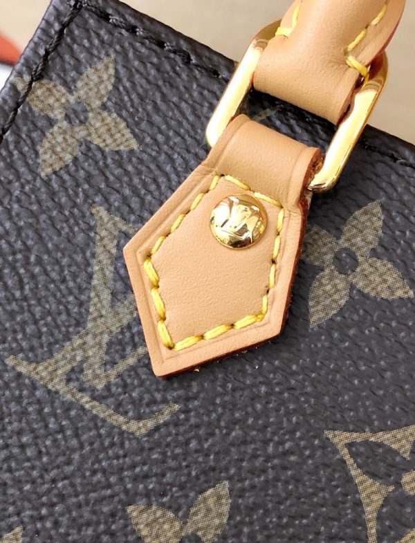 Túi Xách Louis Vuitton Petit Sac Plat Monogram Canvas chất lượng like authentic sử dụng chất liệu da nguyên bản như chính hãng, sản xuất hoàn toàn bằng thủ công, kim loại mạ vàng 24k cam kết chất lượng tốt nhất hiện nay