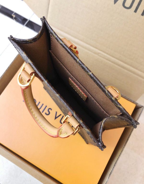 Túi Xách Louis Vuitton Petit Sac Plat Monogram Canvas chất lượng like authentic sử dụng chất liệu da nguyên bản như chính hãng, sản xuất hoàn toàn bằng thủ công, kim loại mạ vàng 24k cam kết chất lượng tốt nhất hiện nay