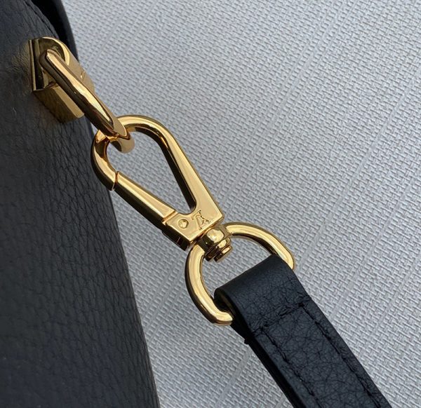 Túi Xách Louis Vuitton Twist Pm Black Bag chất lượng like authentic sử dụng chất liệu chính hãng, sản xuất hoàn toàn bằng thủ công, cam kết chất lượng tốt nhất, full box và phụ kiện