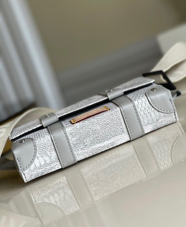Túi Xách Louis Vuitton Trunk Sling Bag Damier chất lượng like authentic sử dụng chất liệu chính hãng, sản xuất hoàn toàn bằng thủ công, cam kết chất lượng tốt nhất full box và phụ kiện