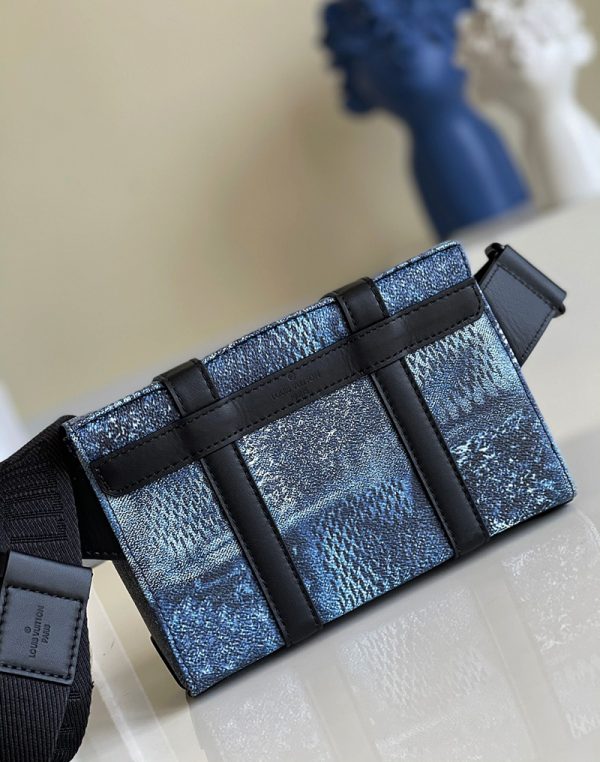 Túi Xách Louis Vuitton Trunk Sling Bag Damier Other sử dụng chất liệu chính hãng, sản xuất hoàn toàn bằng thủ công, cam kết chất lượng tốt nhất the best, full box và phụ kiện
