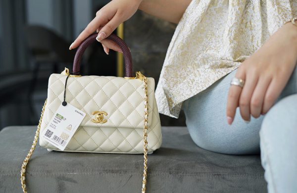 Chanel Coco Handle Bag Quilted Caviar With Lizard Cream like authentic sử dụng chất liệu chính hãng, sản xuất hoàn toàn bằng thủ công, cam kết chất lượng tốt nhất chuẩn 99%, hỗ trợ trả góp 0% bằng thẻ tín dụng